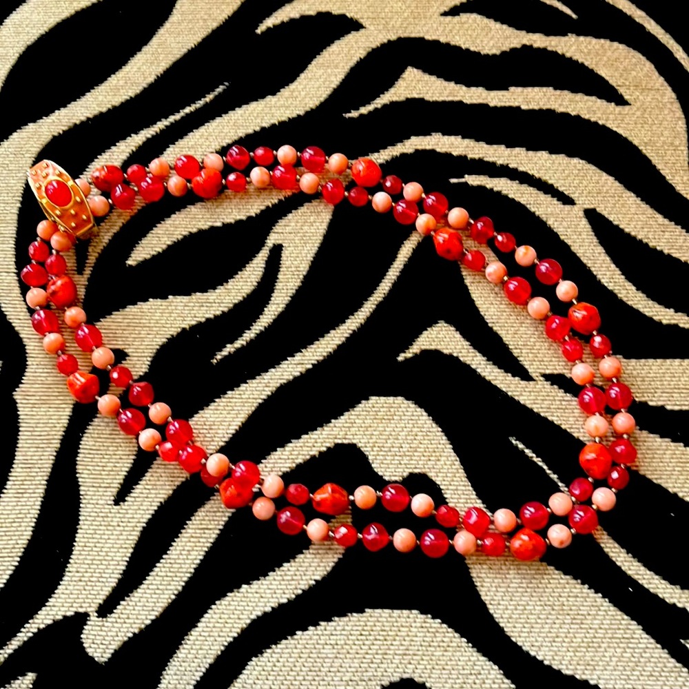 Joan rivers necklace with grabber- opens to shorten necklace or add more strands